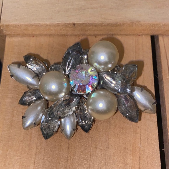 Vintage Signed JUDY LEE AB Stones Faux Pearl Brooch Silver Tone Z41 - Picture 3 of 8